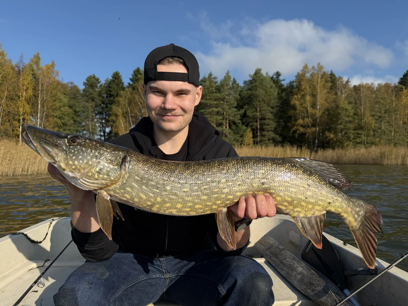 Uistion kehittäjä Juuso Lehestö haukisaaliin kanssa veneessä